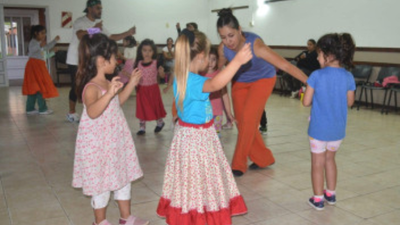 CON GRAN REPERCUSIÓN COMENZO EL TALLER DE FOLKLORE