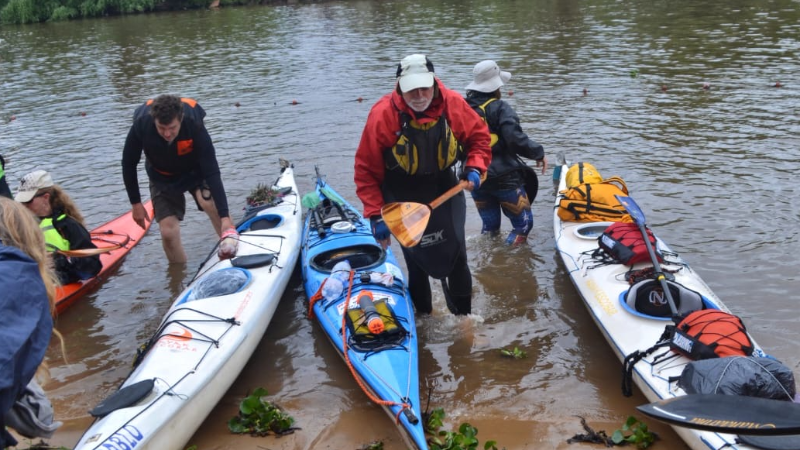 MAS DE 100 KAYAKISTAS PARTICIPARON EN LA XIII TRAVESIA BINACIONAL